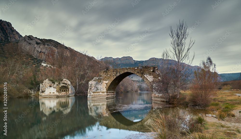 Puente viejo sobre un rio