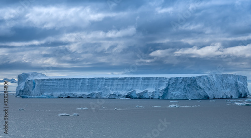 Fotografie Navigating among enormous icebergs, including the world's largest recorded B-15,