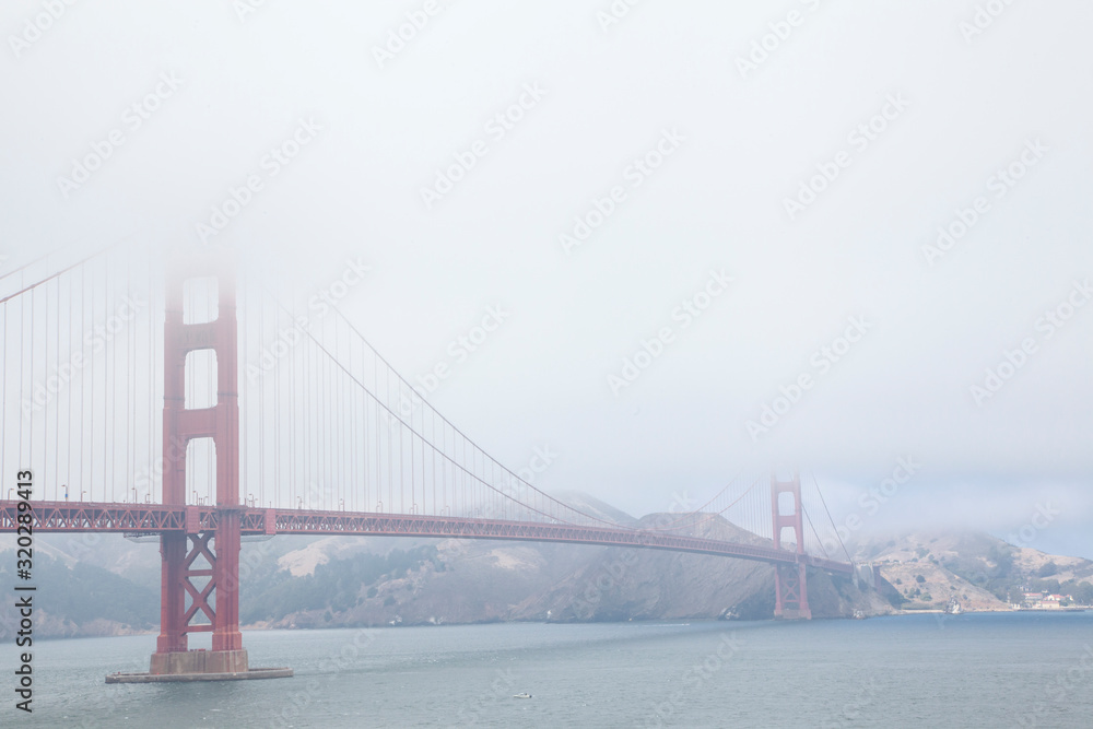 puente de San Francisco en día nublado