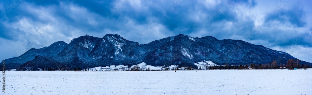 Ein kleines Bergmassiv von den Alpen im Winter 