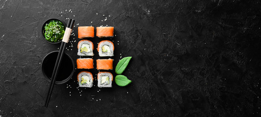 Gordijnen Sushi bar Philadelphia roll met zalm en avocado  © Yaruniv-Studio
