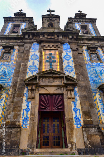 Eingangsportal der Igreja de Santo Ildefons in Porto/Portugal photo