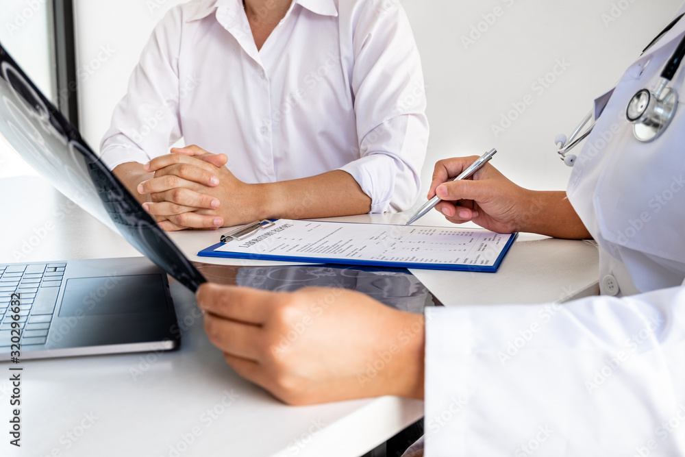 Female doctors, specialists in treatment, make an appointment to meet patients after x-ray and give advice, explain medical information and diagnose the disease. Concept of treatment and good health Female doctors, specialists in treatment, make an appointment to meet patients after x-ray and give advice, explain medical information and diagnose the disease. Concept of treatment and good health