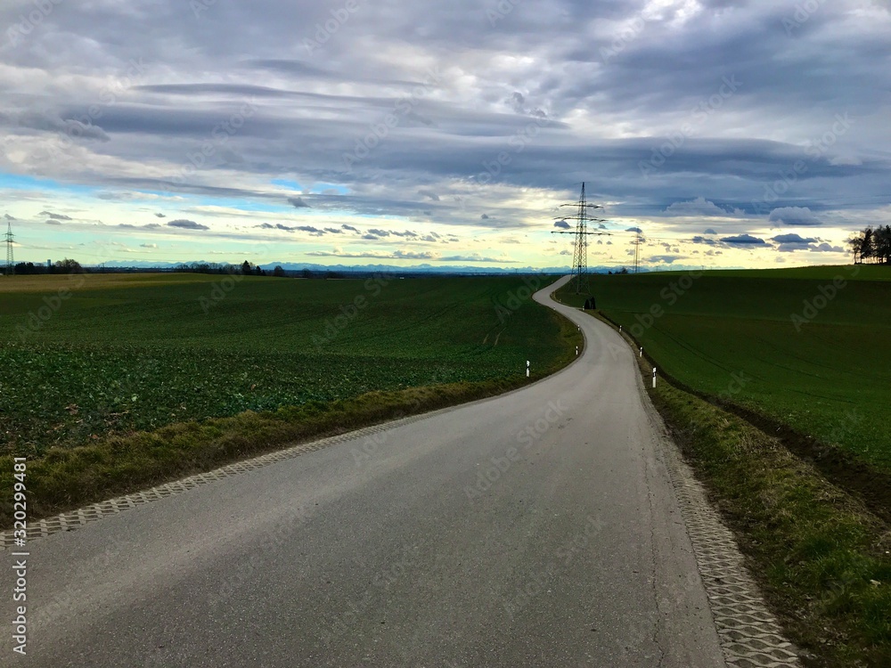 Landstraße im Dachauer Land (Bayern)