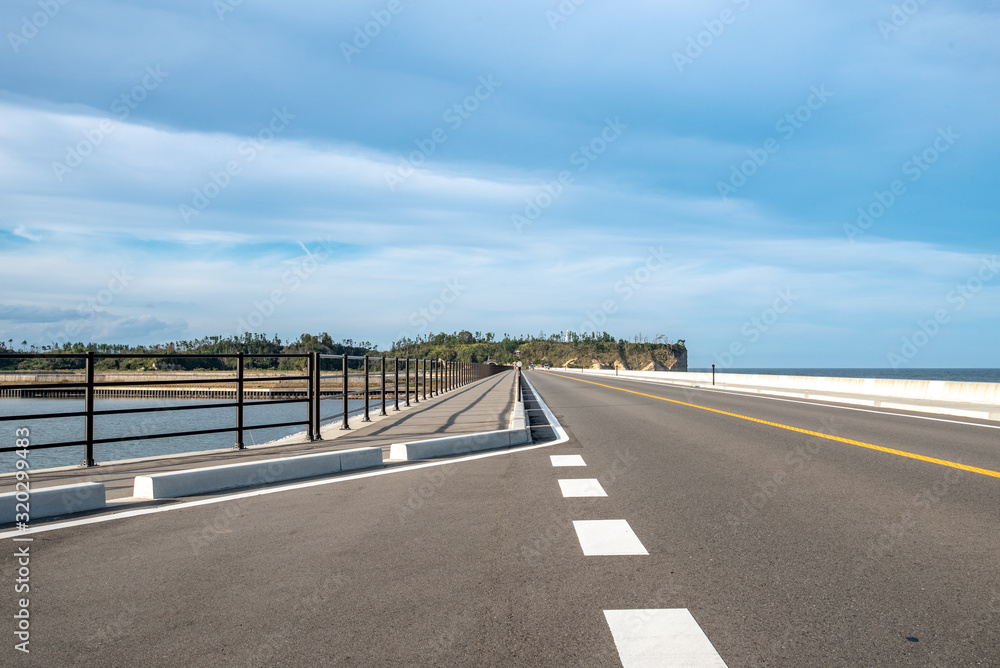 Fototapeta premium 海沿いの道路