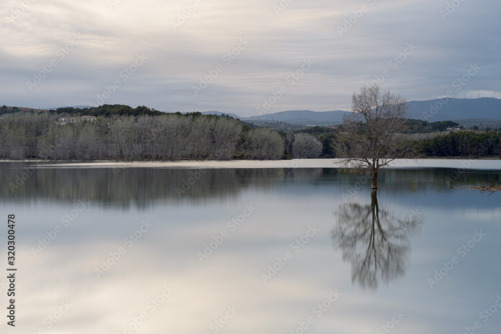 Fototapeta premium Hermosa vista del embalse de El Regajo en una tarde nublada, cerca de la ciudad de Navajas, en la provincia de Castellón. Comunidad Valenciana España