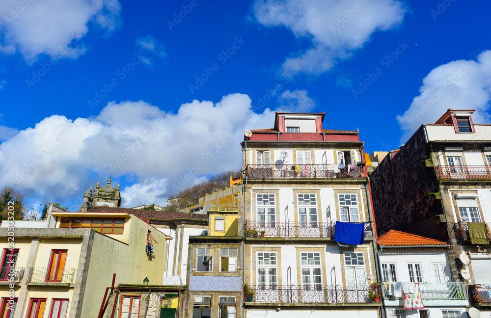 Häuserreihe in der Altstadt von Porto/Portugal