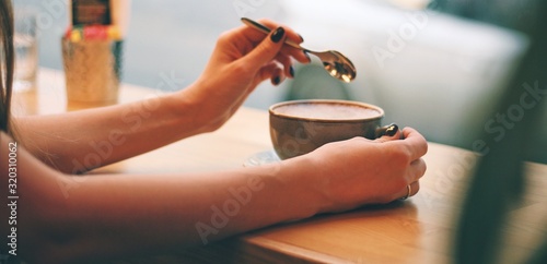 Obraz na płótnie Close up of female hands holding coffee mug w salonie