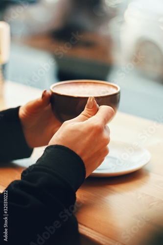 Obraz na płótnie Close up of female hands holding coffee mug w salonie