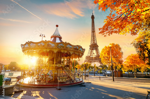 Park near Eiffel tower © Givaga