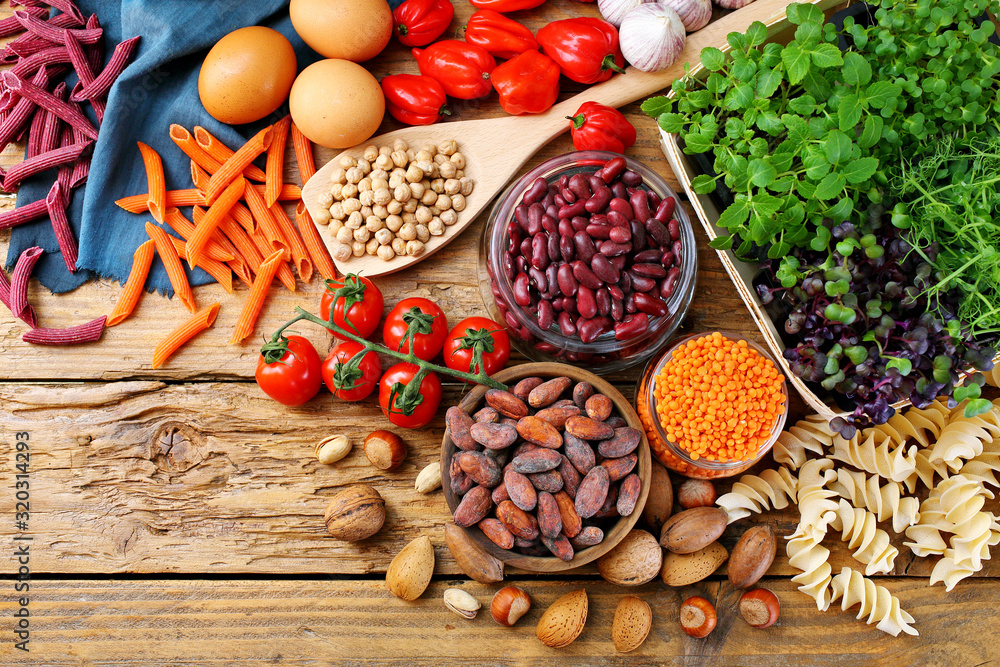 alimentazione vegetariana o cibo  salutare carboidrati vitamine