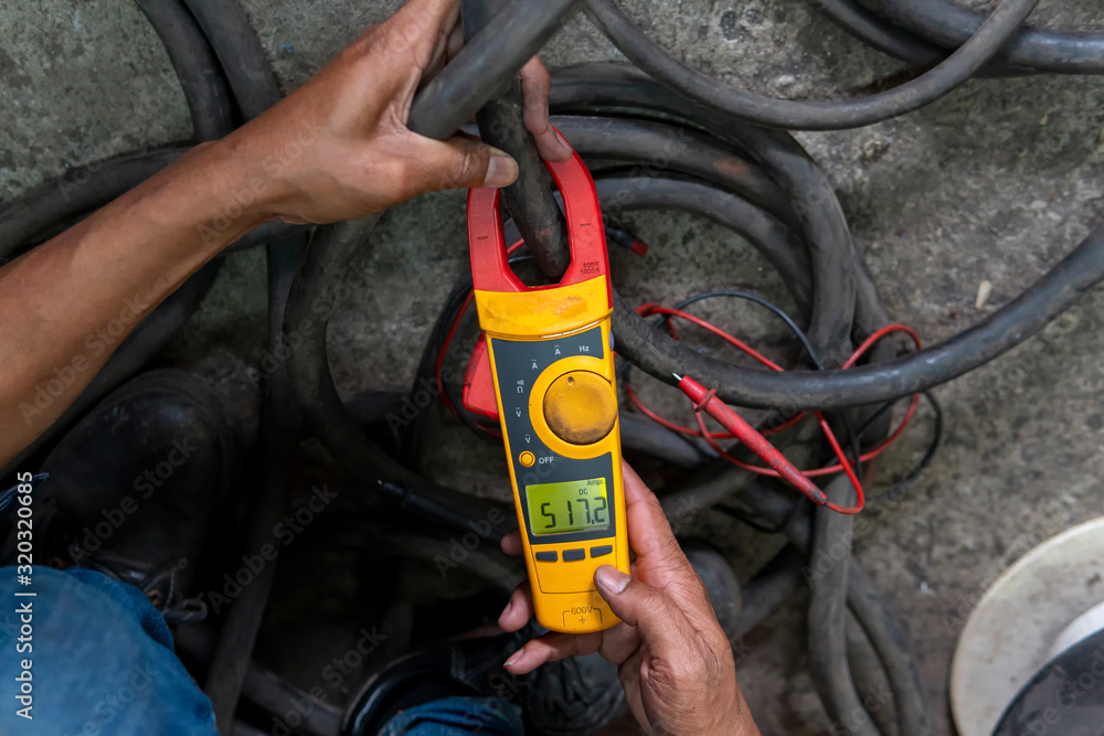 Measure amps while welding with digital clamp meter in process pre-qualification record(PQR).
