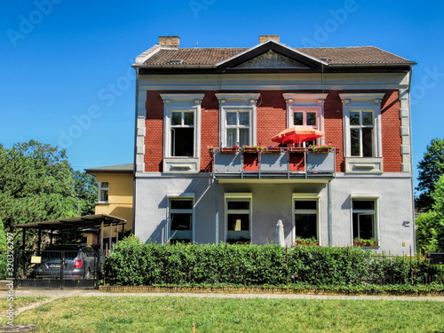 Obraz na płótnie berlin, deutschland - sanierter altbau in friedrichshagen w salonie