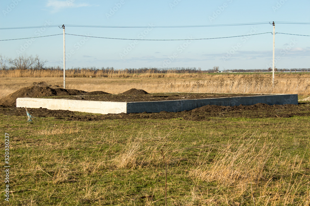 Monolithic foundation in the open field