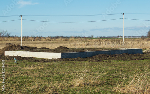 Monolithic foundation in the open field