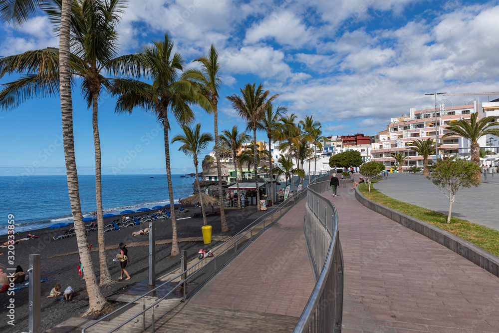 Naklejka premium Puerto Naos beach an sunbathing people at beach with black lava sand at La Palma, Canary Island, Spain.