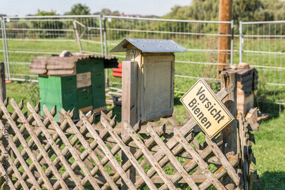 Bienenkasten und Insektenhotel mit einem Schild in deutscher Sprache - Vorsicht Bienen, Deutschland Bienenkasten und Insektenhotel mit einem Schild in deutscher Sprache - Vorsicht Bienen, Deutschland