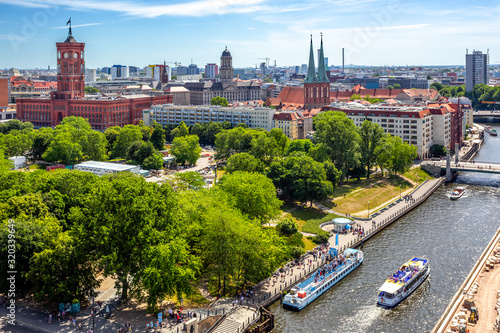 Blick über die Stadt Berlin mit Rathaus, Deuschland  photo
