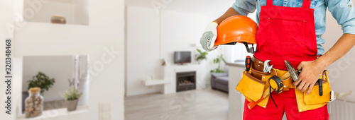 Foto Young worker painting wall in room