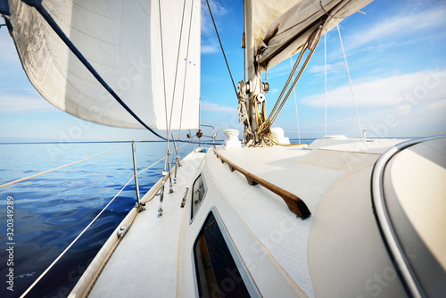 Foto White sloop rigged yacht sailing near the coast of Maine, Southwest Harbor, USA
