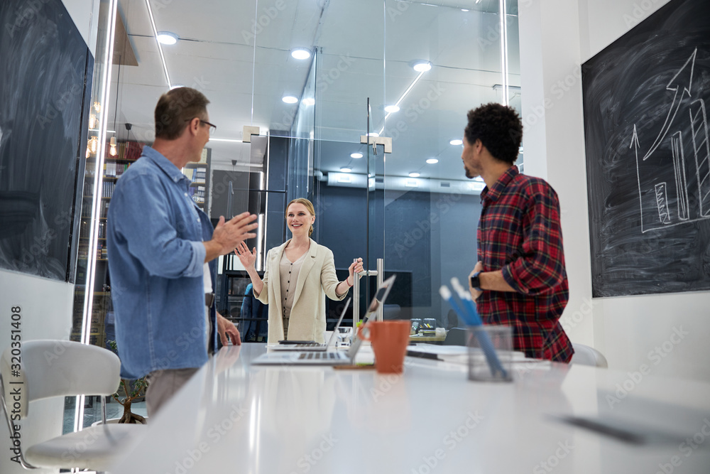 Obraz premium Cheerful lady saying hello to her colleagues