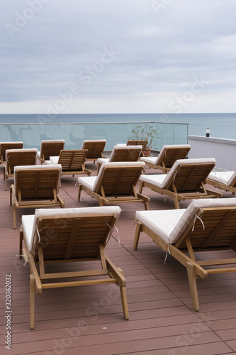 Leere Liegen mit Blick auf das Meer in der Vorsaison