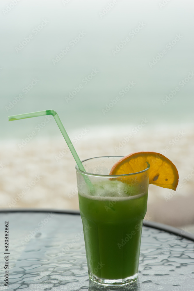 Grüner Cocktail mit Blick auf das Meer Grüner Cocktail mit Blick auf das Meer