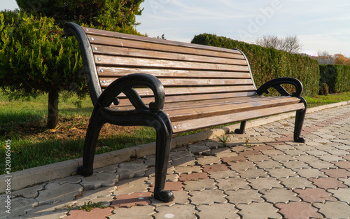 Papier peint old park bench on paving slabs
