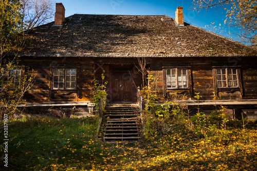 Stary drewniany dom na wsi 