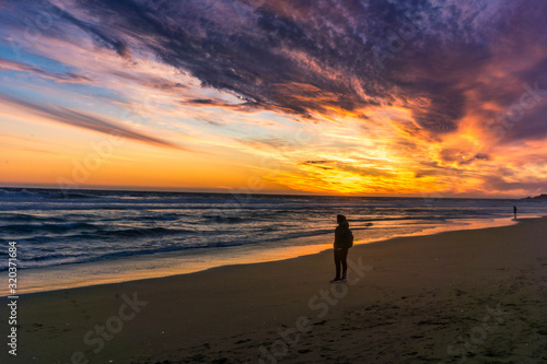 persona hombre caminando por la playa © OMARANTONIO