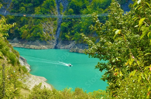Le lac et la passerelle himalayenne.