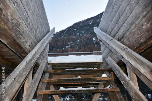 Winter, Treppe, Stufe, Stufen, Holz, Hozturm, Sprungturm, Holztreppe, Geländer, Stiegengeländer, Wand, Holzwand, Schnee, Winter, Eis, eisig, nass, wasser, vereist, verschneit, verlassen, Winter, Spur, photo