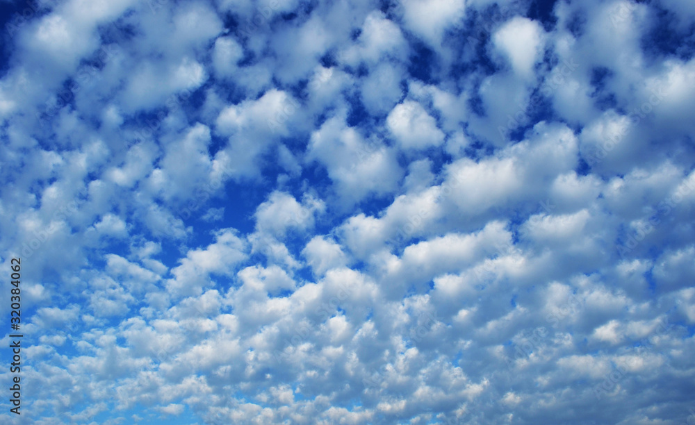 Obraz premium blue sky background with white clouds and sunbeams