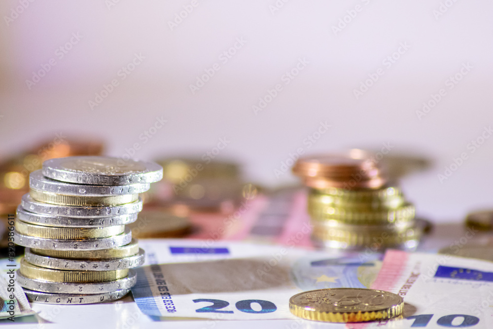 stapel-euro-m-nzen-aus-2-euro-1-euro-und-cent-m-nzen-mit-einem-haufen