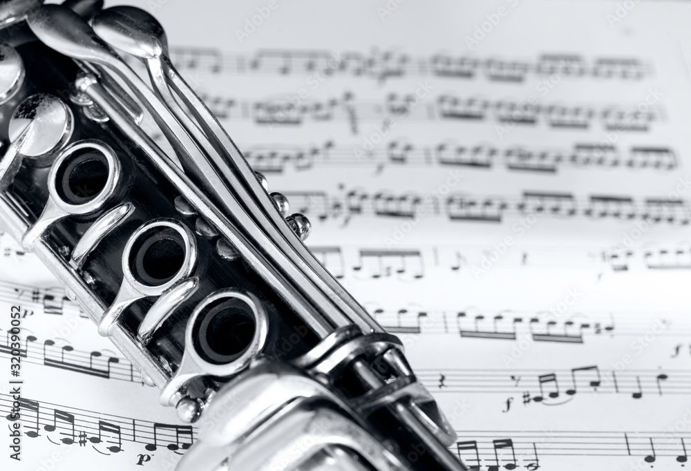 Obraz premium clarinet on music partiture background