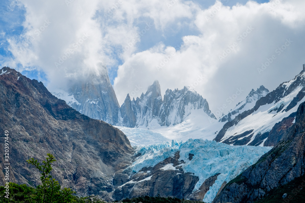 Gletscher mit Fitz Roy im Hintergrund