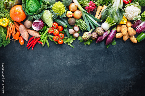 Papier peint Food background with assortment of fresh organic vegetables