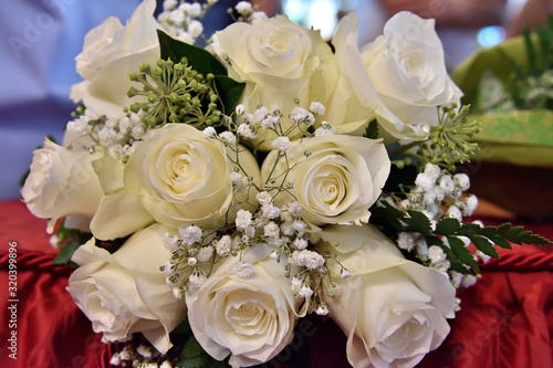 beautiful bouquet of delicate white roses, brilliance of purity, ideal to give on a special day