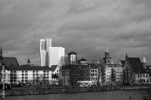 Blick vom Mainufer am Schaumainkai in Sachsenhausen auf den Untermainkai und das Jumeirah Hotel mit dem Nextower am 30.01.2020 in Frankfurt am Main in Hessen in neorealistischem Schwarzweiß photo