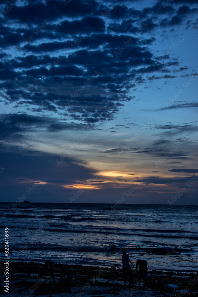 Fototapeta premium A portrait shot of sunset at cochin beach