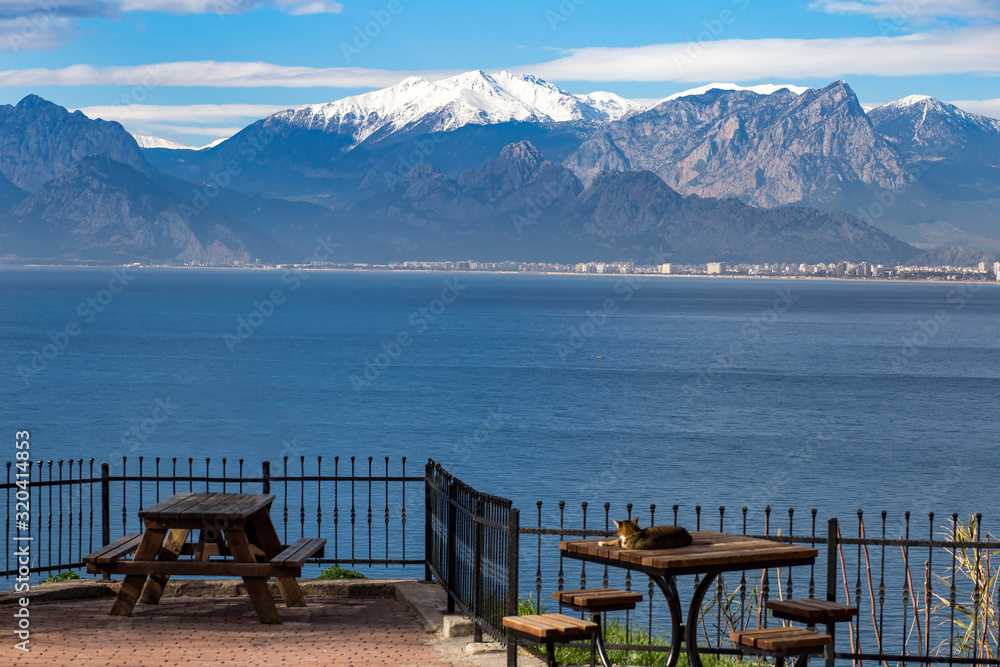 Fototapeta premium Widok na morze i góry Antalya, na morzu w Turcji