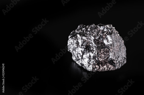 Platinum is a chemical element used in the chemical industry as a catalyst for the production of nitric acid, silicone and benzene. Crude platinum stone, industrial use.