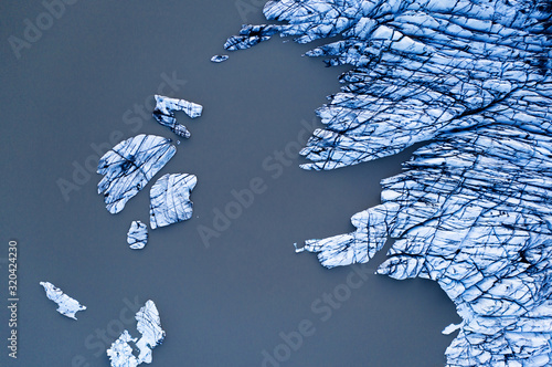 Icebergs on the southern sh...
