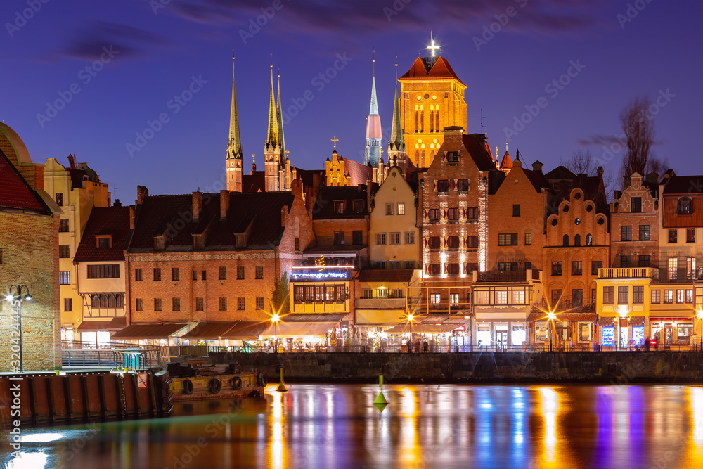 Fototapeta premium Old Town of Gdansk, Dlugie Pobrzeze, Bazylika Mariacka or St Mary Church, City hall and Motlawa River at night, Poland