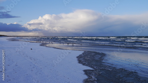 Panorama morza zim  . Za  nie  ona pla  a  fale na morzu. Na niebie ciemne chmury