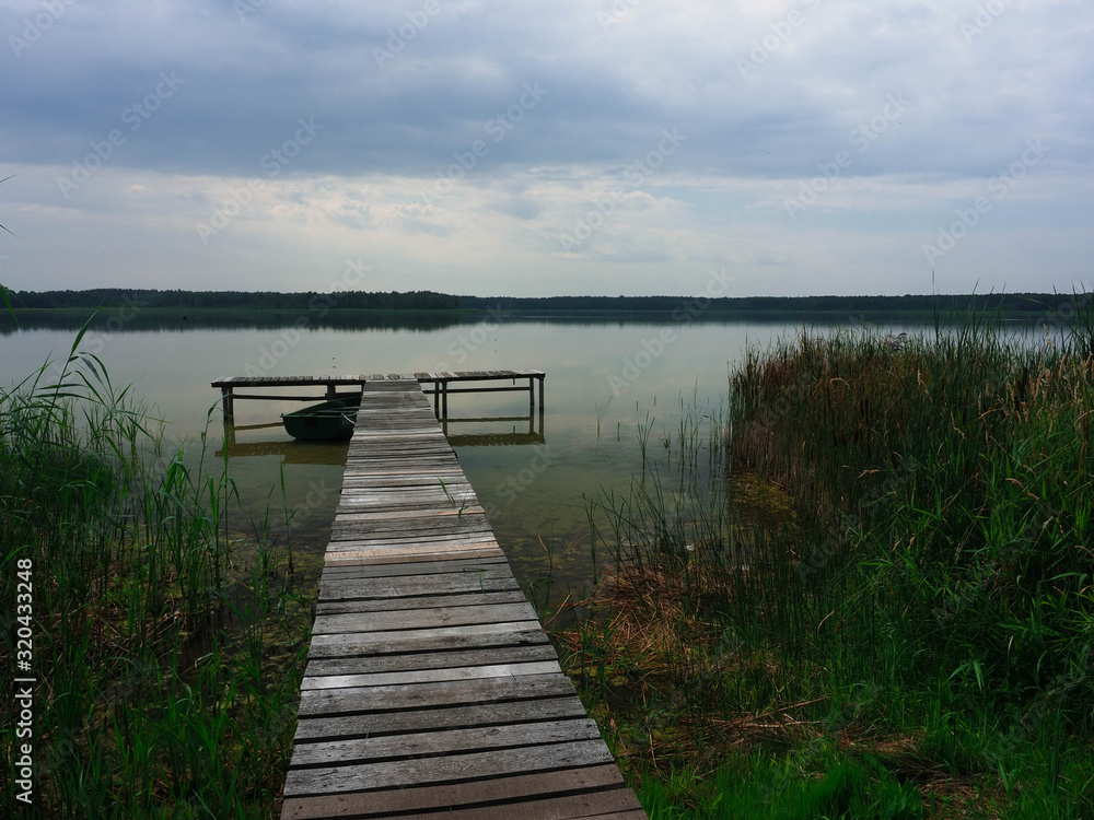 Obraz premium Wood Pier on a beautiful lake