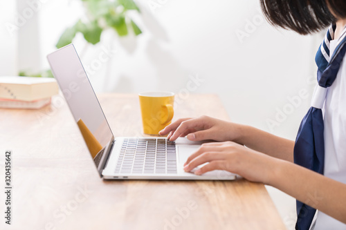 Wallpaper Mural 女の子とパソコン　制服　イメージ　ボディパーツ Torontodigital.ca