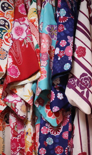 Kimonos alignés (tissus à ,otifs variés)