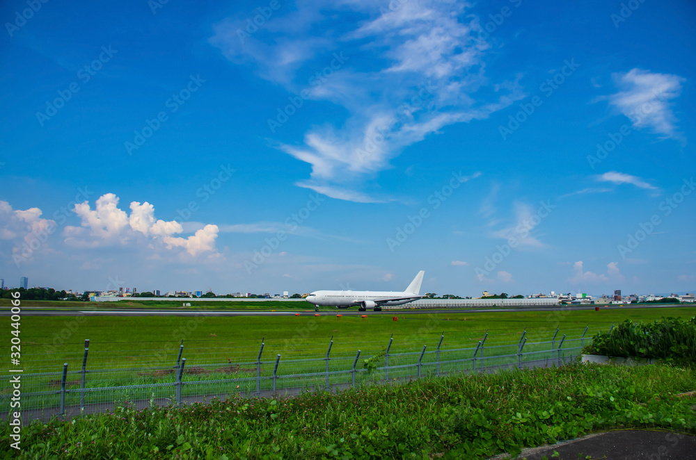 Fototapeta premium 青空の飛行場とジェット旅客機
