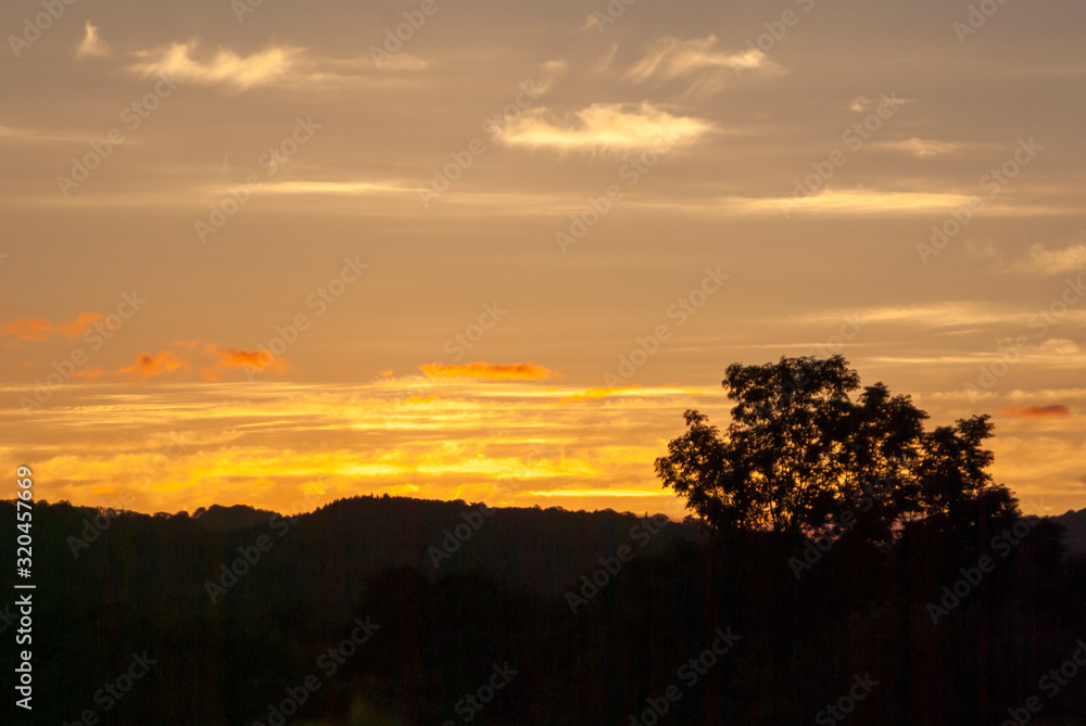 輝く夕焼けの空 輝く夕焼けの空